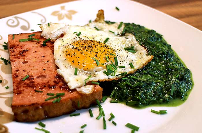 Low Carb Rezept | Abgebräunter Leberkäse mit Spiegelei und Spinat