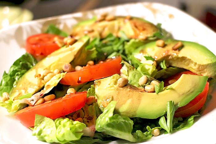 Low Carb Tomaten-Avocado-Salat mit Pinienkernen | Foodonauten.de